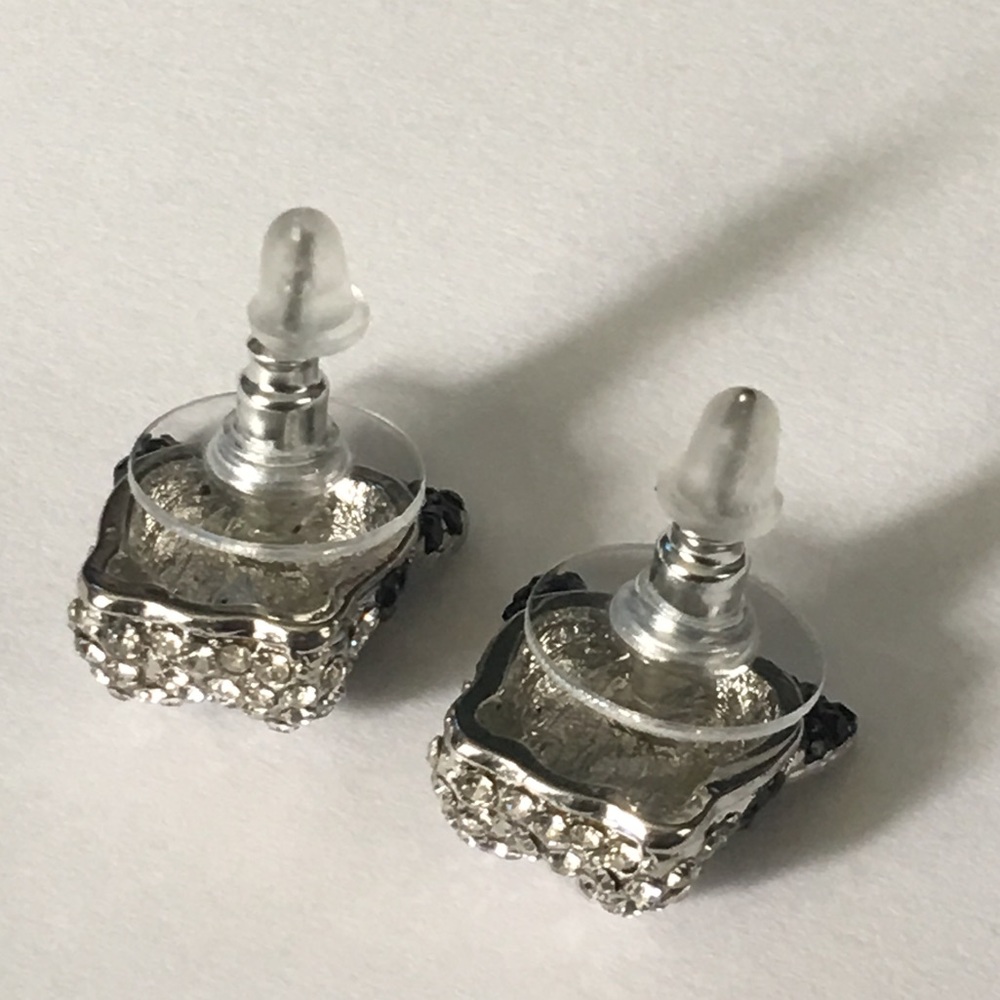 (H3) Bulldog Earrings - Picture 6 of 8